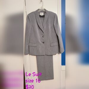 Le Suit Women's Classic Gray Pantsuit